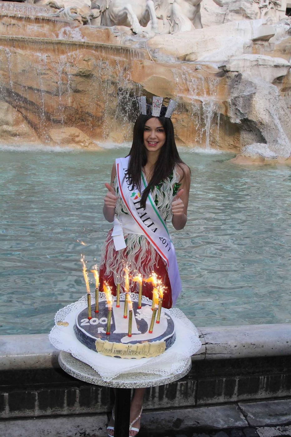 Miss Italia Stefania Bivone rende omaggio alla lira 09