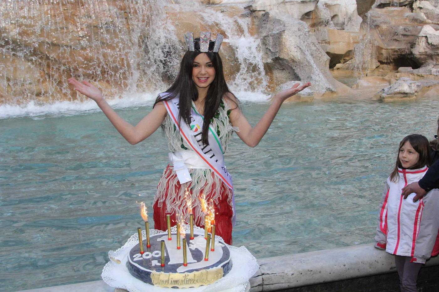 Miss Italia Stefania Bivone rende omaggio alla lira 07