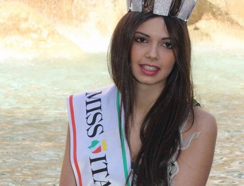 Miss Italia Stefania Bivone rende omaggio alla lira 05