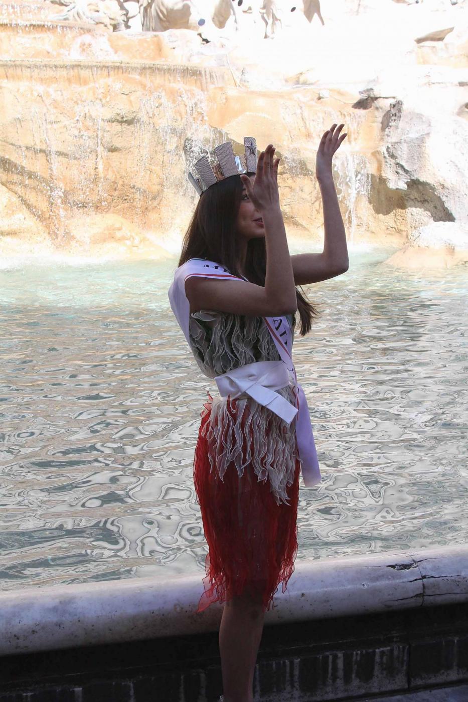 Miss Italia Stefania Bivone rende omaggio alla lira 04
