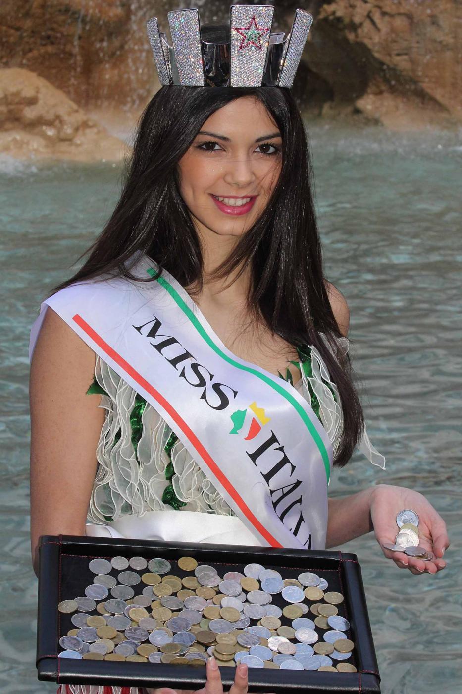 Miss Italia Stefania Bivone rende omaggio alla lira 03