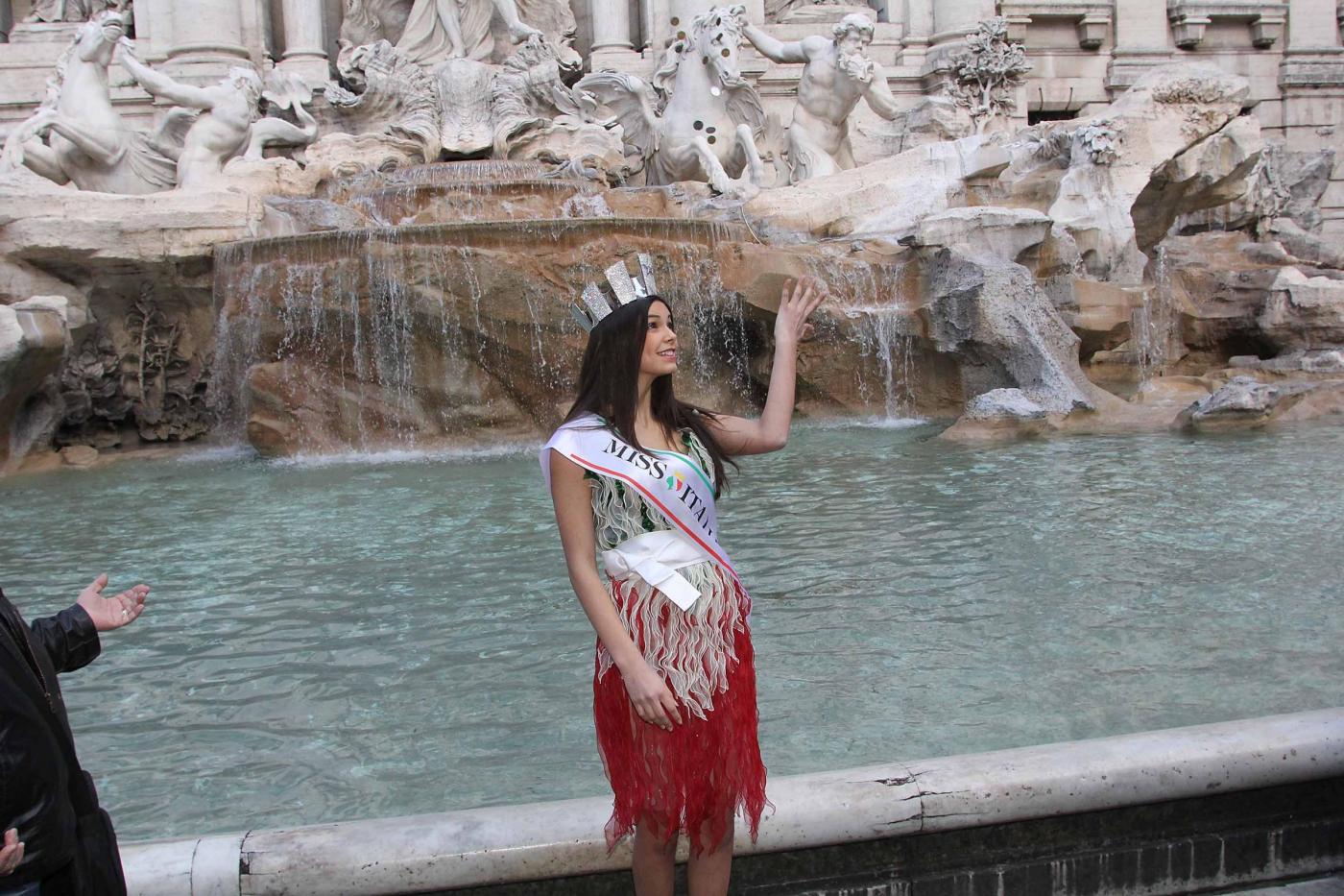 Miss Italia Stefania Bivone rende omaggio alla lira 01