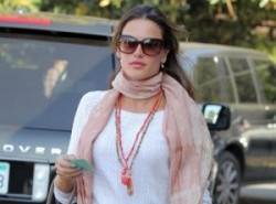 Alessandra Ambrosio a Brentwood02