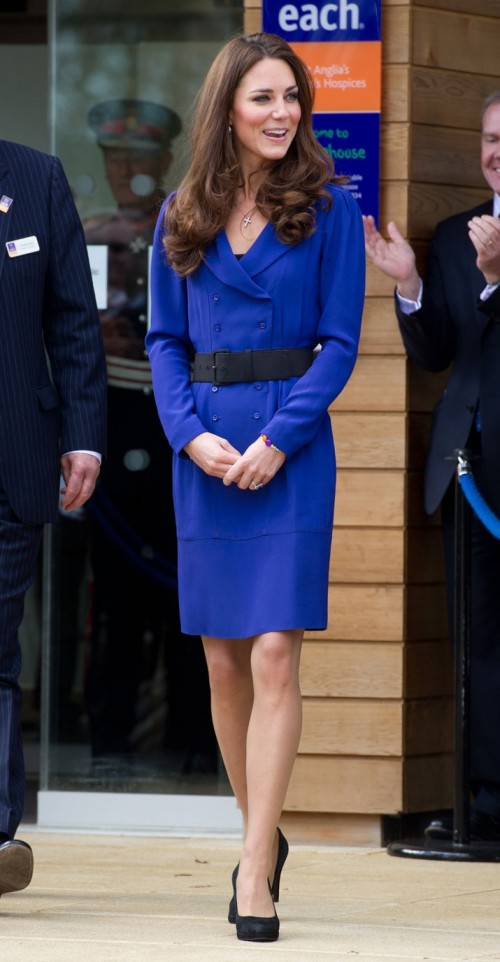 Kate e Carol Middleton stesso vestito Reiss