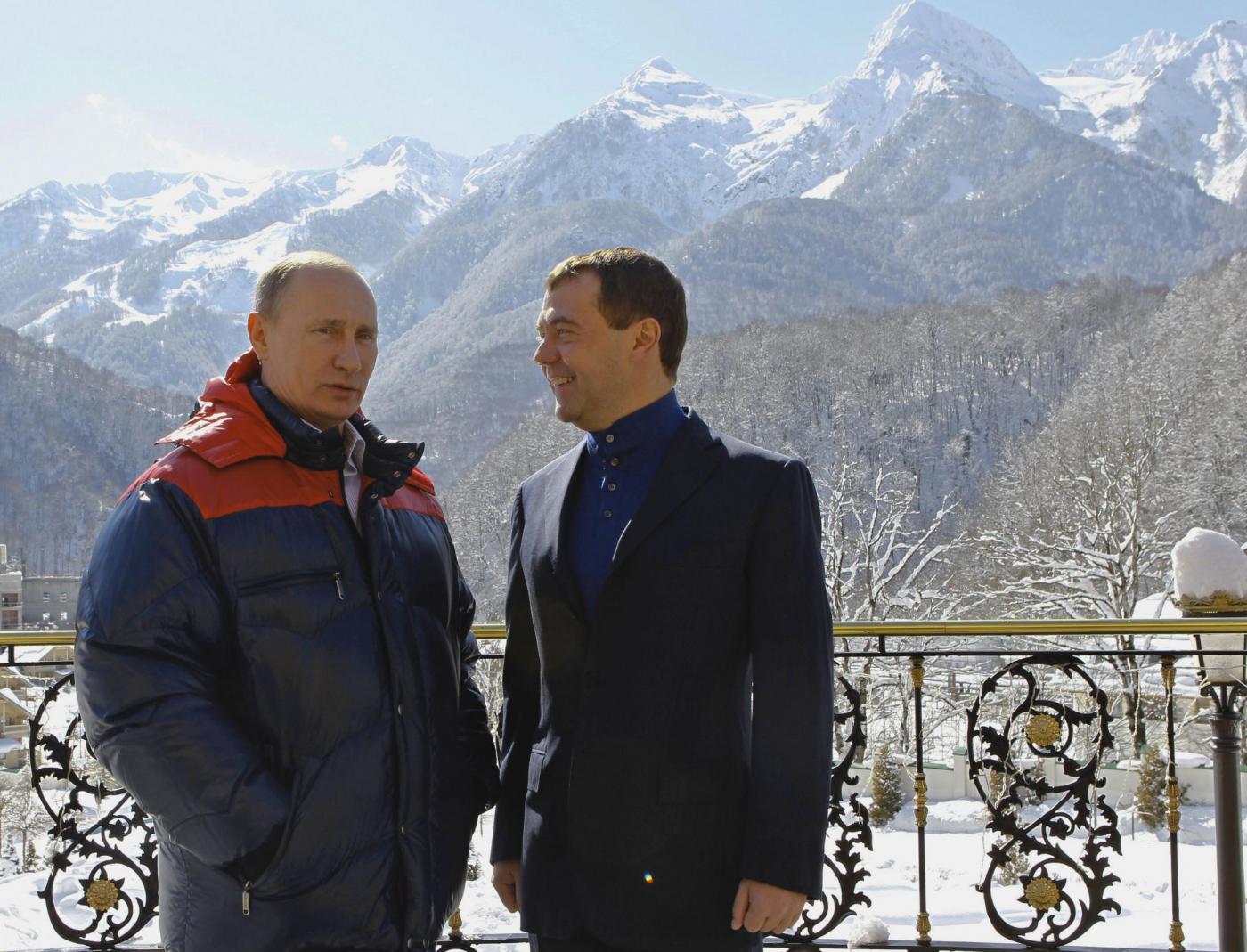 Russia, incontro in montagna tra Berlusconi, Putin e Medvedev011