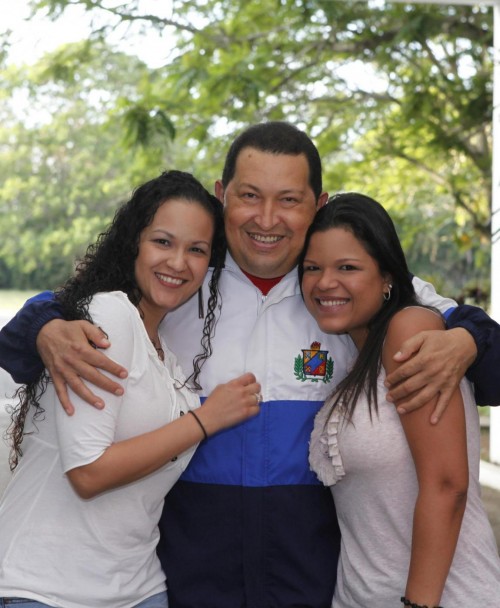 Chavez a Cuba con le figlie 01
