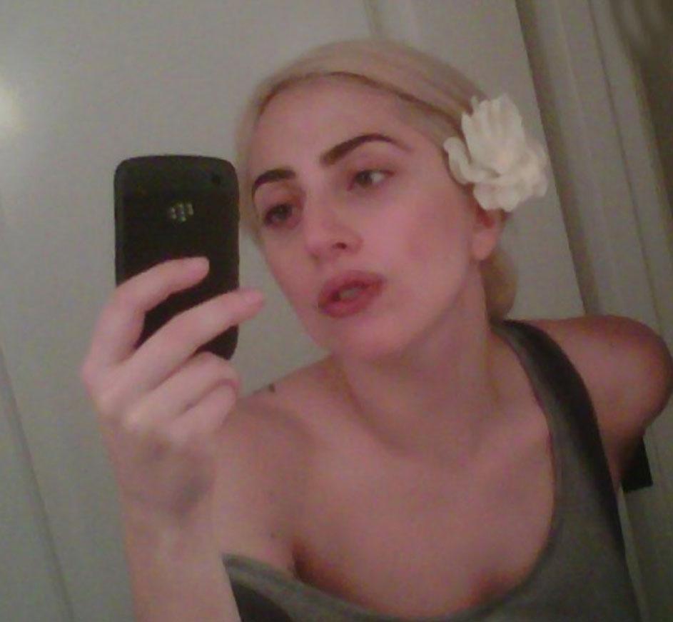 Lady Gaga senza trucco nella foto su Twitter