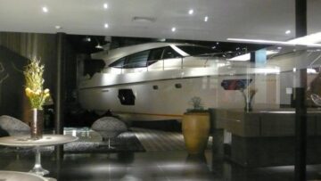 Una barca Ferretti in vendita alla Citade Jardim di San Paolo
