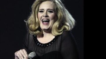 Adele, pipistarello al concerto: reagisce così VIDEO