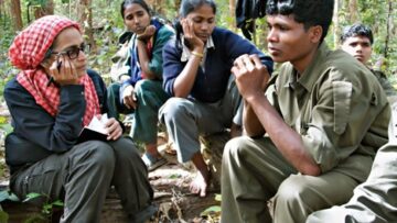 Arundhati Roy con i ribelli maoisti