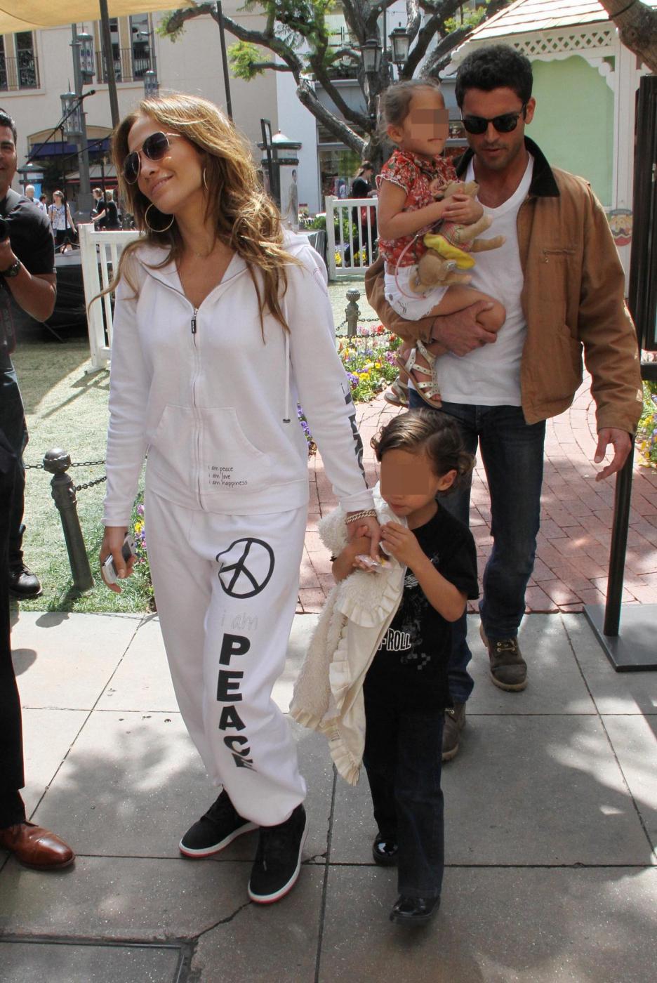 Jennifer Lopez e Casper Smart con i bimbi a passeggio04
