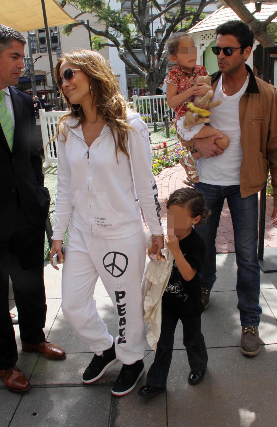 Jennifer Lopez e Casper Smart con i bimbi a passeggio02