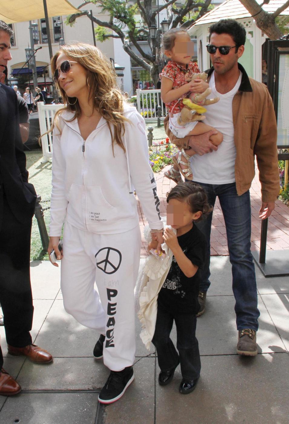Jennifer Lopez e Casper Smart con i bimbi a passeggio01
