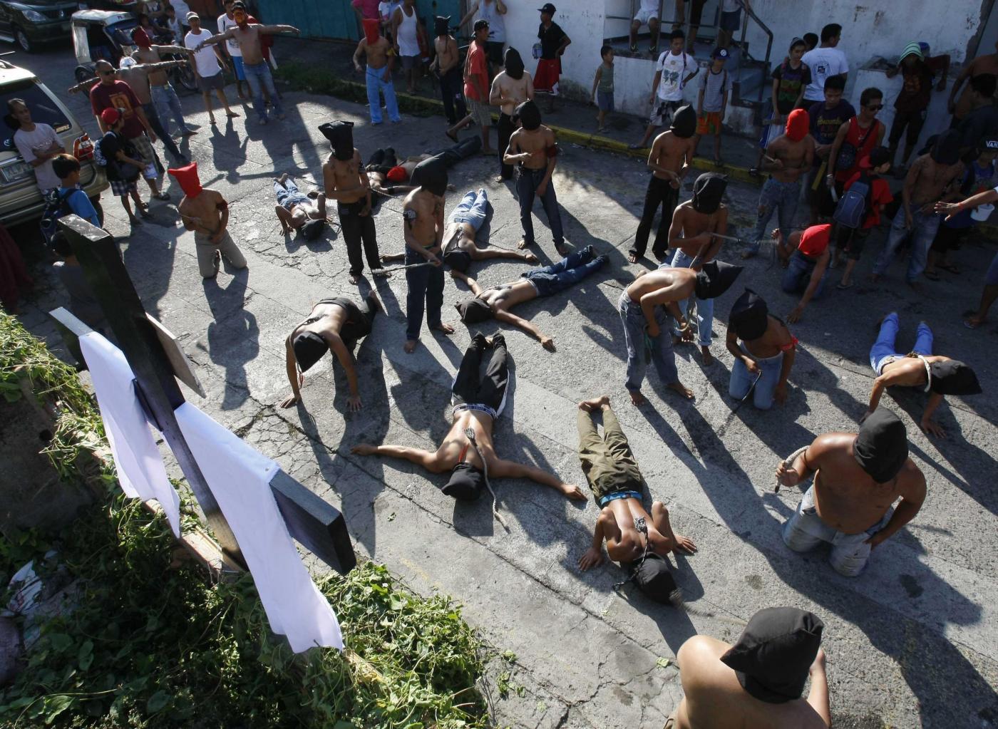 Filippine, crocifissi e flagellati per i riti pasquali09