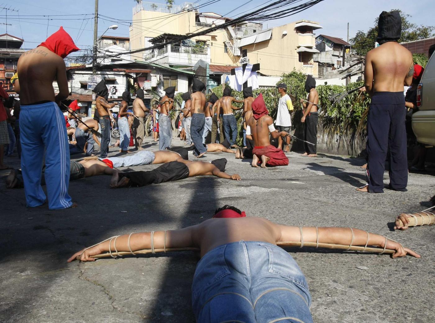 Filippine, crocifissi e flagellati per i riti pasquali08