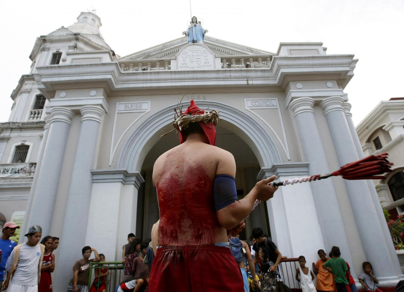 Filippine, crocifissi e flagellati per i riti pasquali03