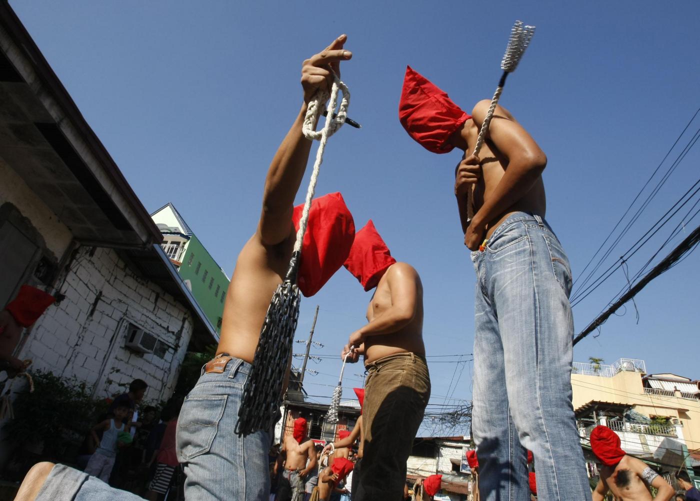 Filippine, crocifissi e flagellati per i riti pasquali01