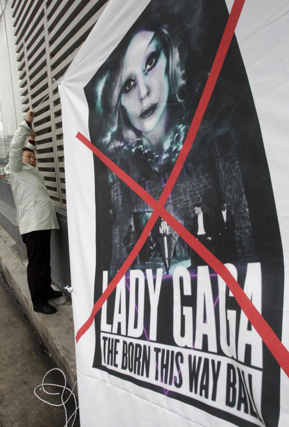 Lady Gaga, la protesta dei cristiani conservatori 09