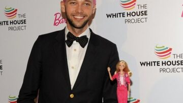 La Barbie che sta in piedi del designer Chris Benz