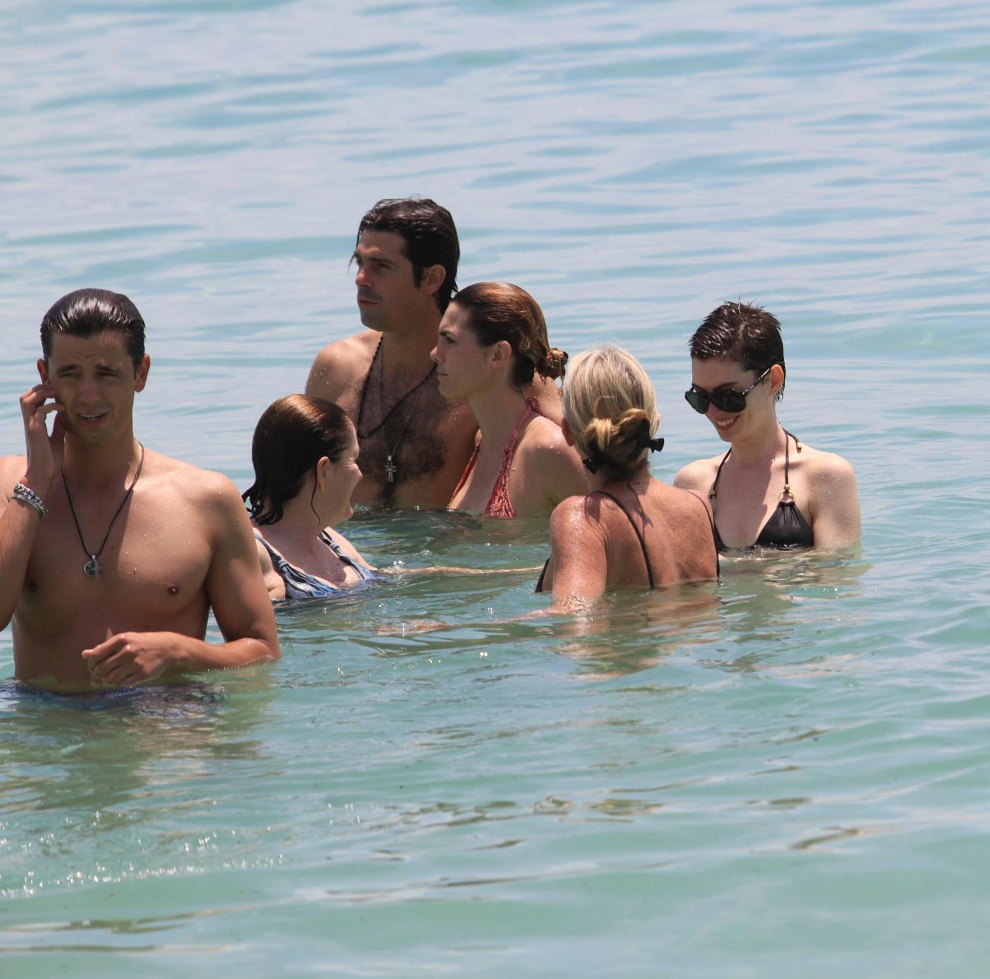 Anne Hathaway in vacanza a Miami Beach012