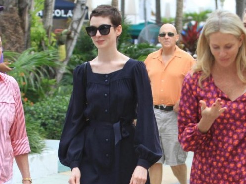 Anne Hathaway in vacanza a Miami Beach02