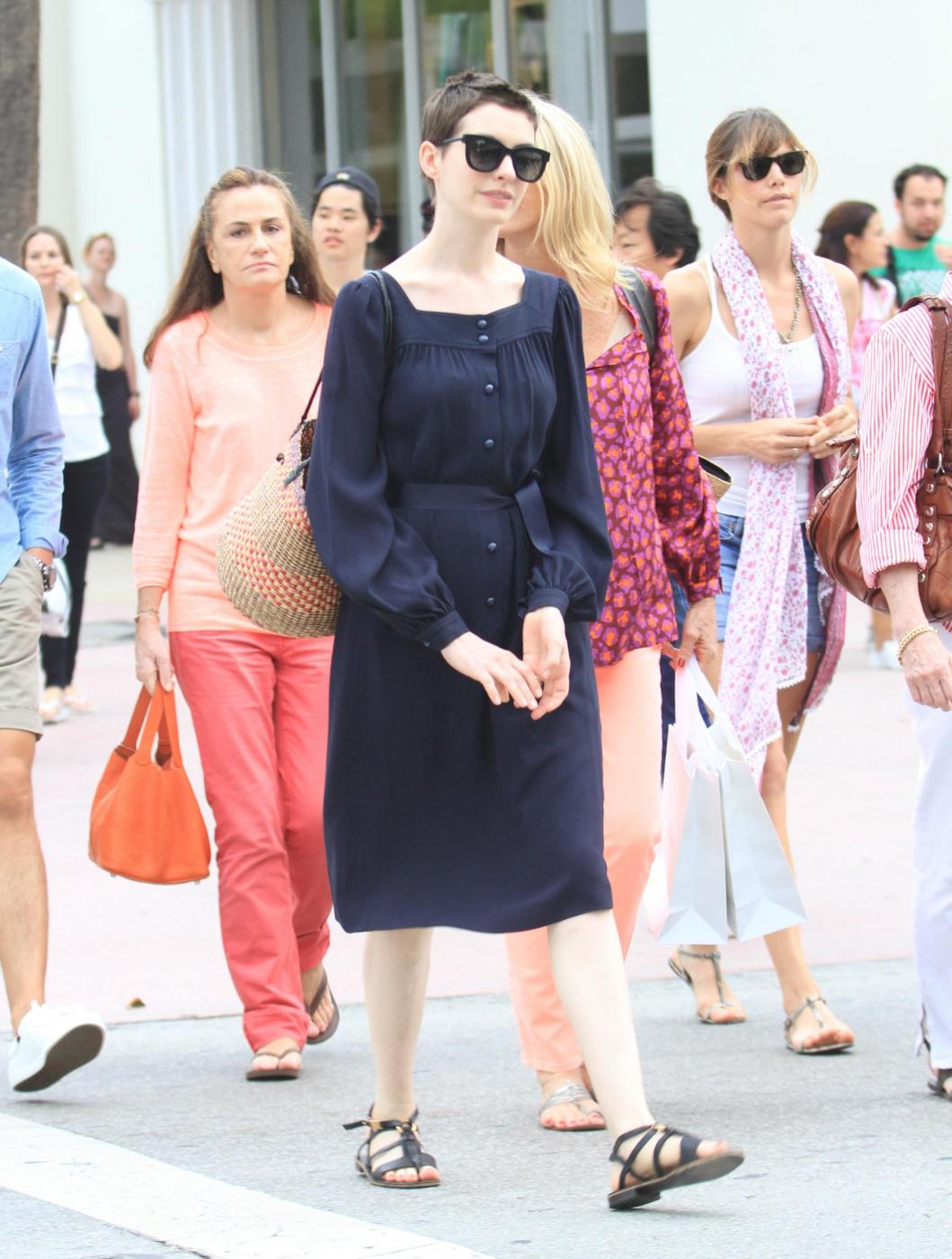 Anne Hathaway in vacanza a Miami Beach01