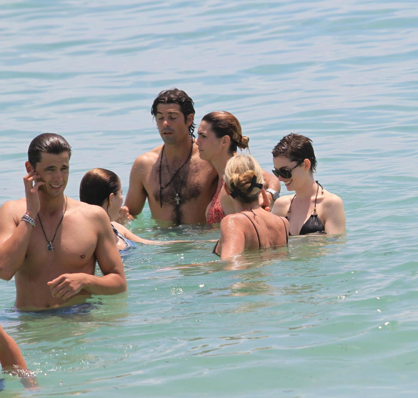 Anne Hathaway in vacanza a Miami Beach011