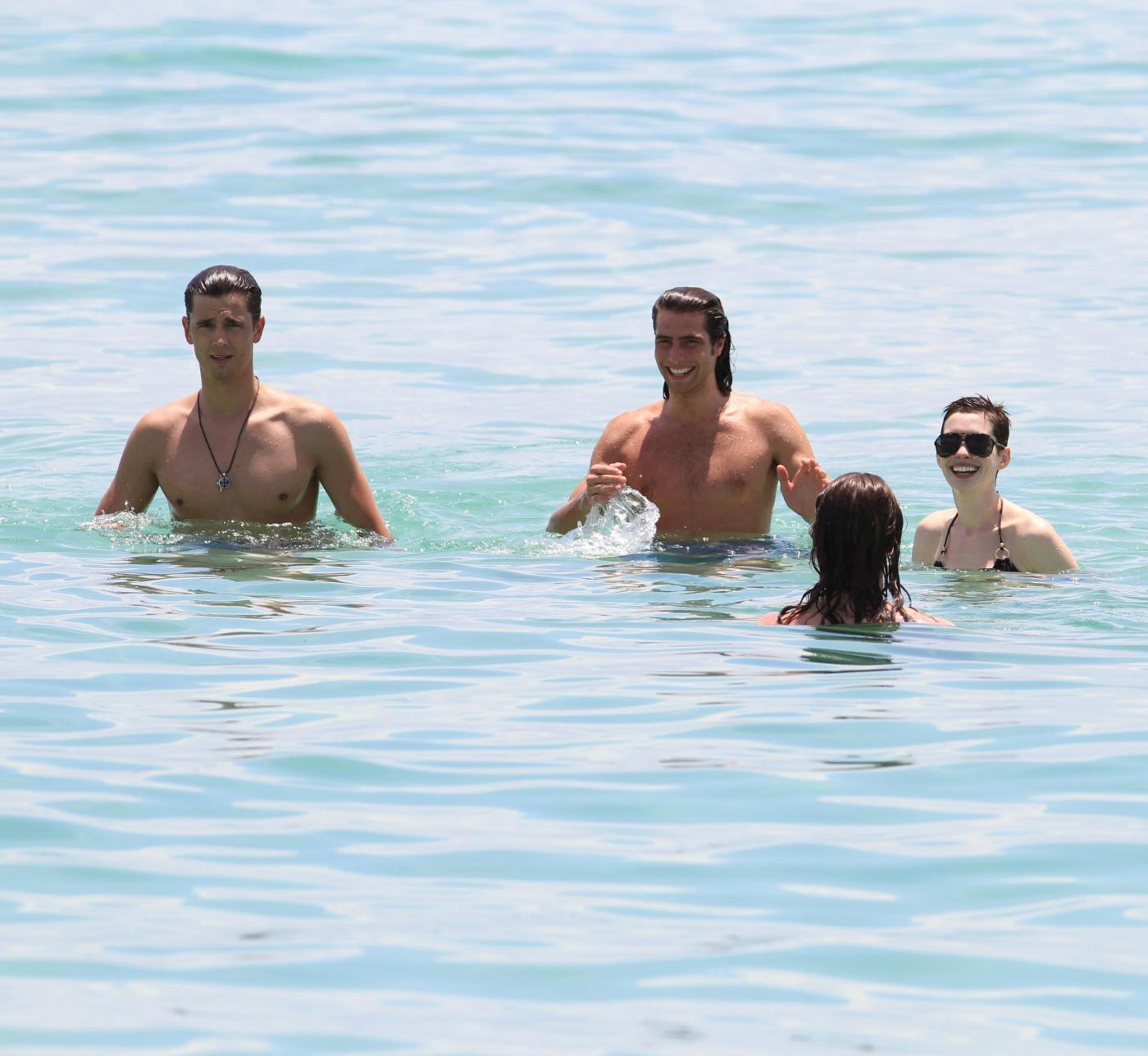 Anne Hathaway in vacanza a Miami Beach010