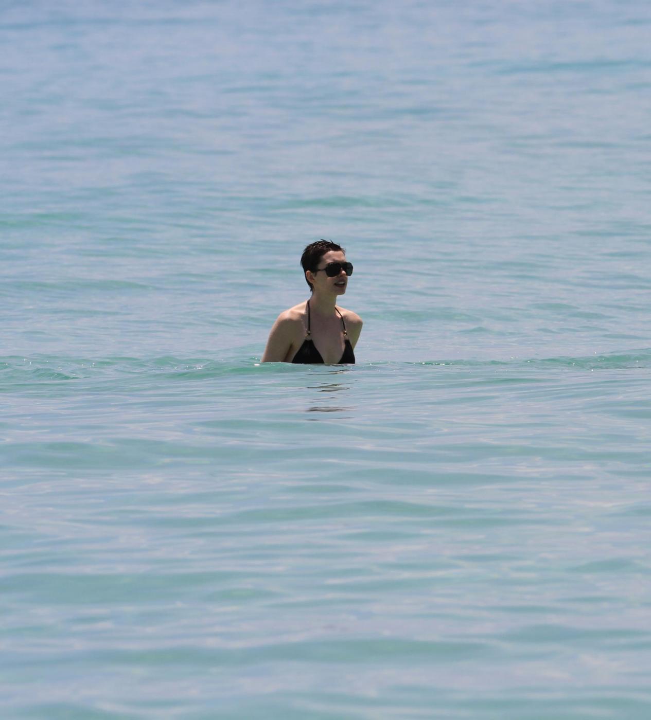 Anne Hathaway in vacanza a Miami Beach08