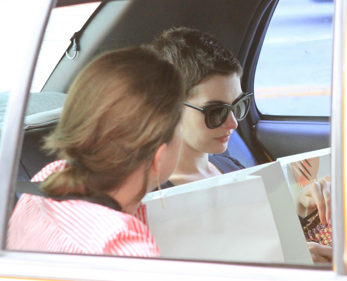 Anne Hathaway in vacanza a Miami Beach04