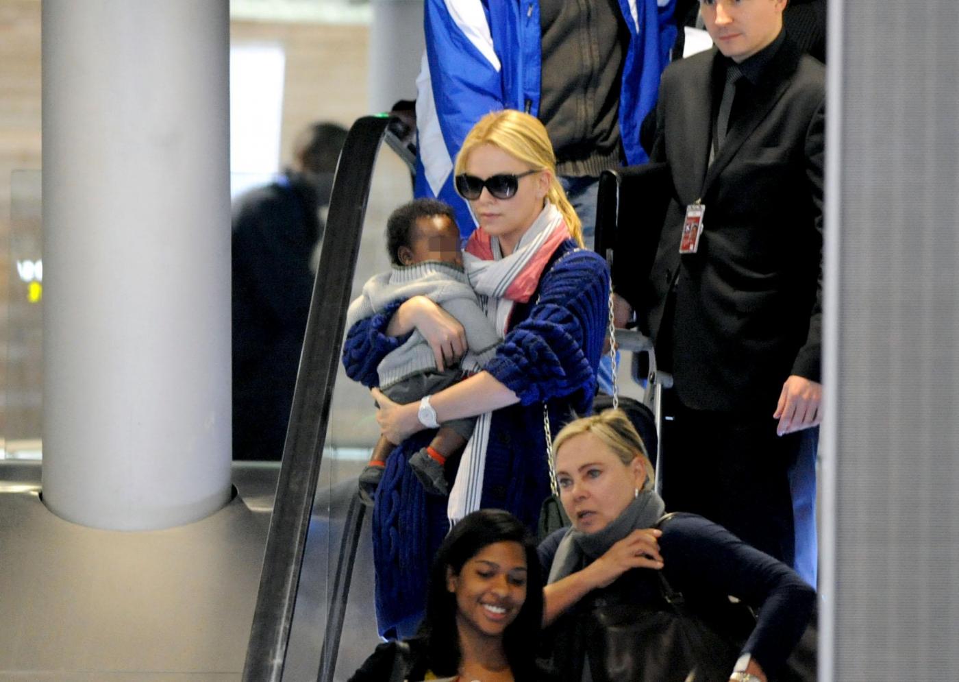 Charlize Theron con il figlio all'aeroporto12