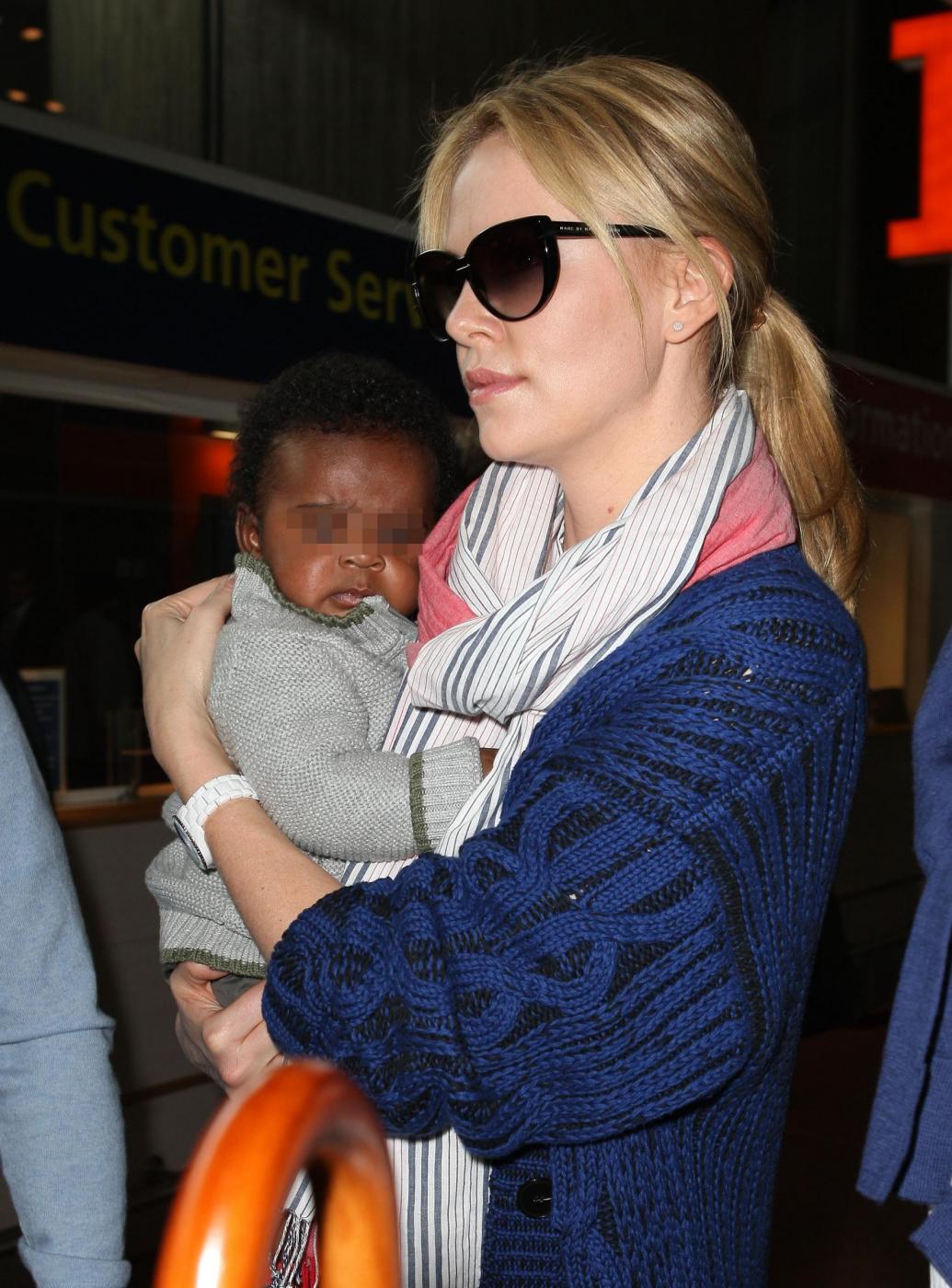 Charlize Theron con il figlio all'aeroporto03