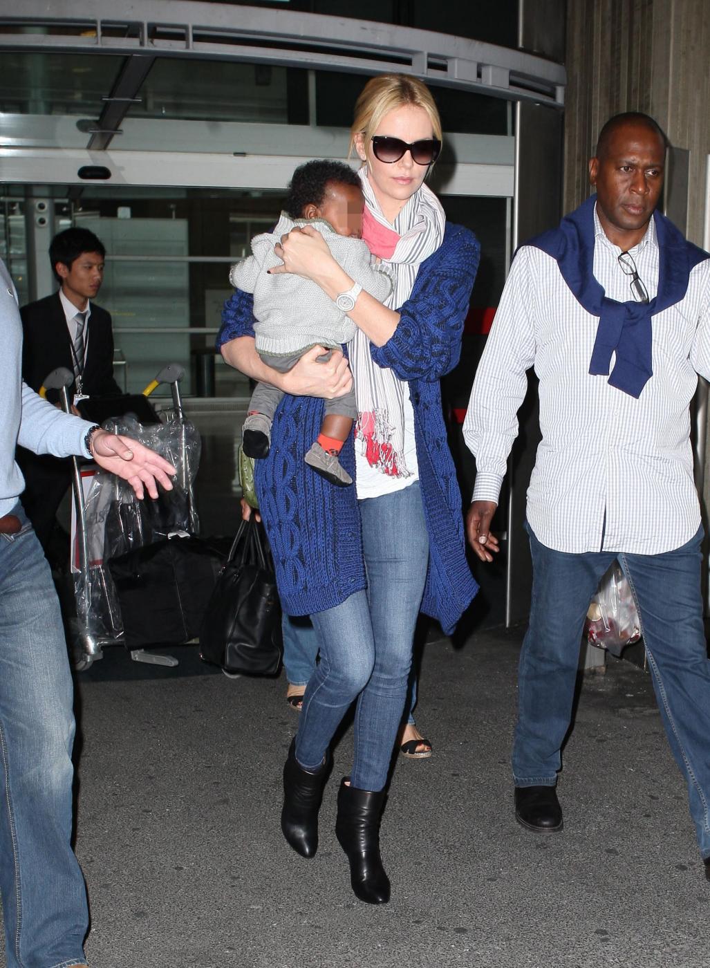 Charlize Theron con il figlio all'aeroporto02
