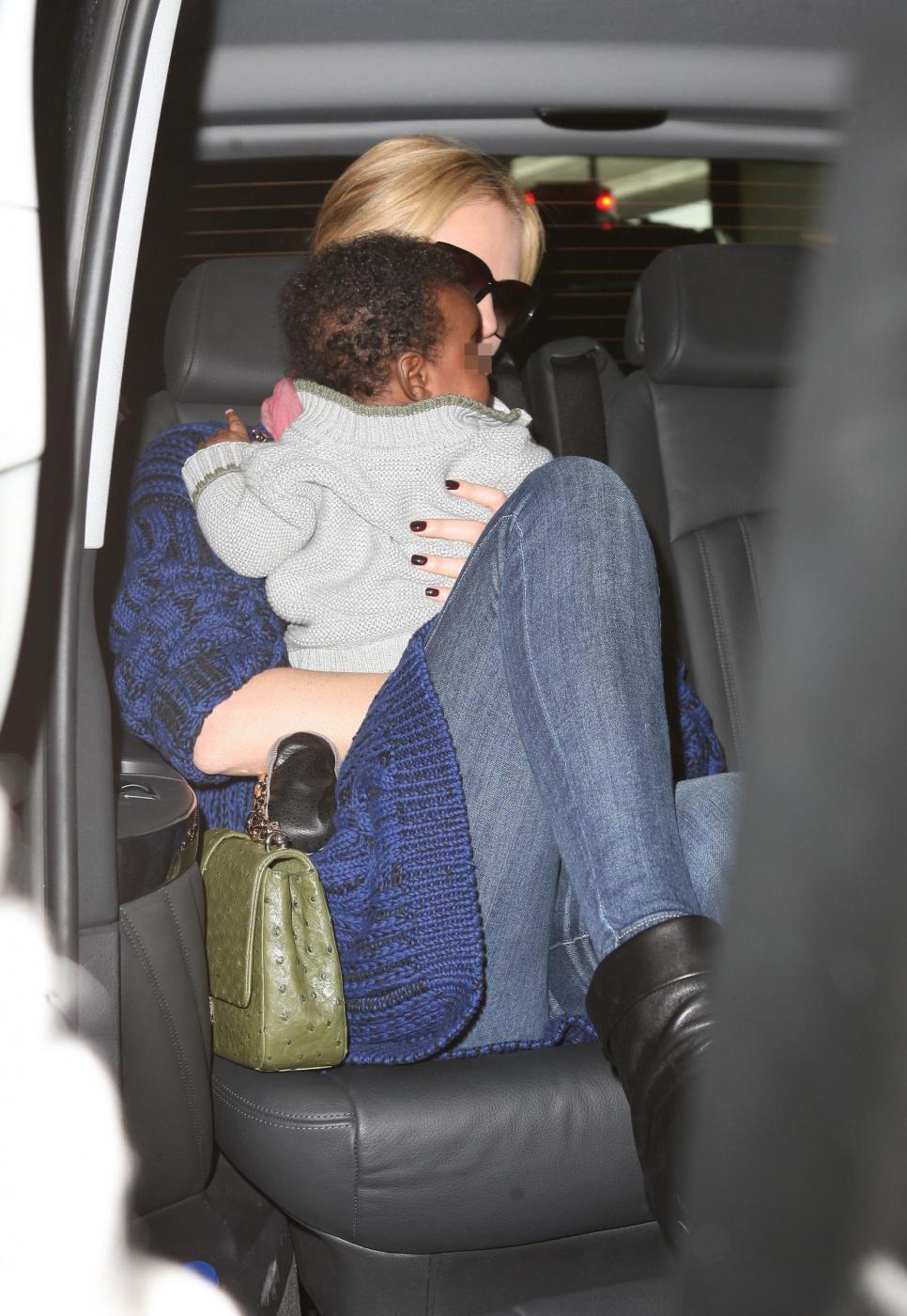 Charlize Theron con il figlio all'aeroporto01