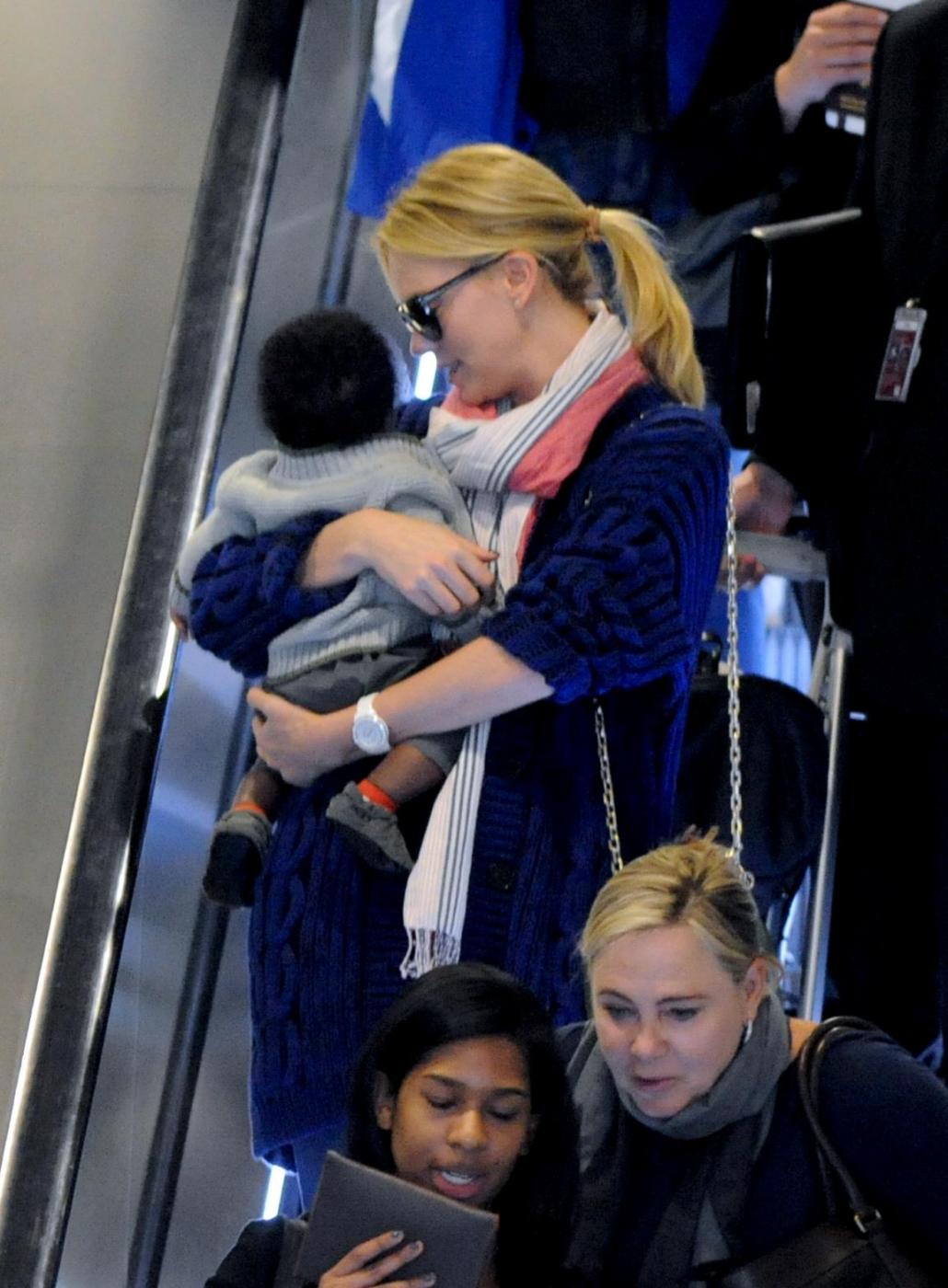 Charlize Theron con il figlio all'aeroporto10