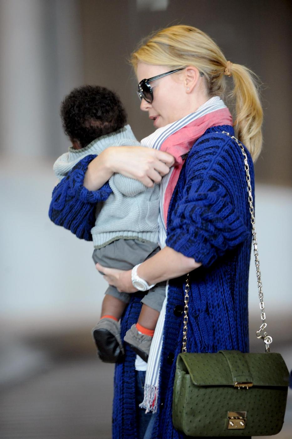 Charlize Theron con il figlio all'aeroporto09