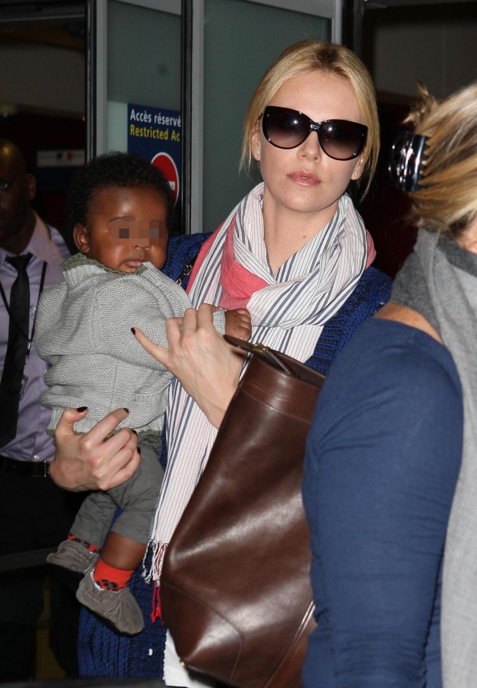 Charlize Theron con il figlio all'aeroporto08