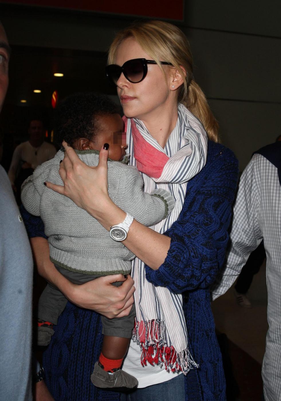Charlize Theron con il figlio all'aeroporto06