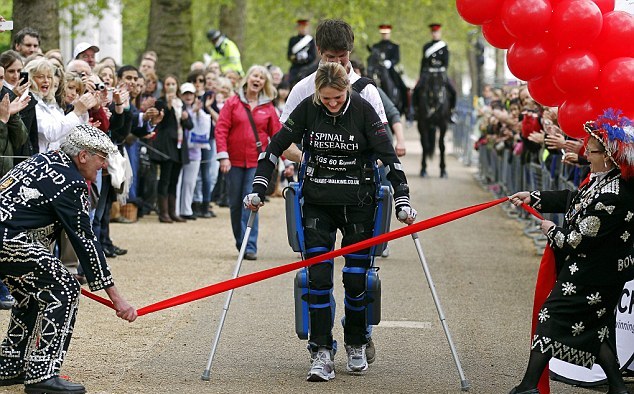 donna paralizzata completa la maratona di Londra grazie a 'tuta bionica'2