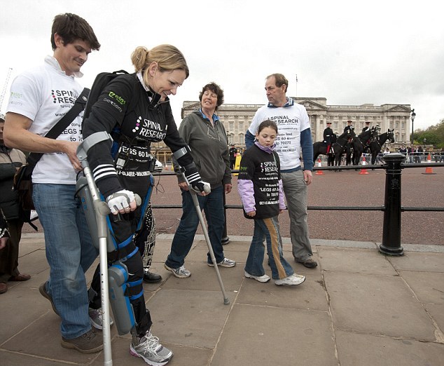 donna paralizzata completa la maratona di Londra grazie a 'tuta bionica'06