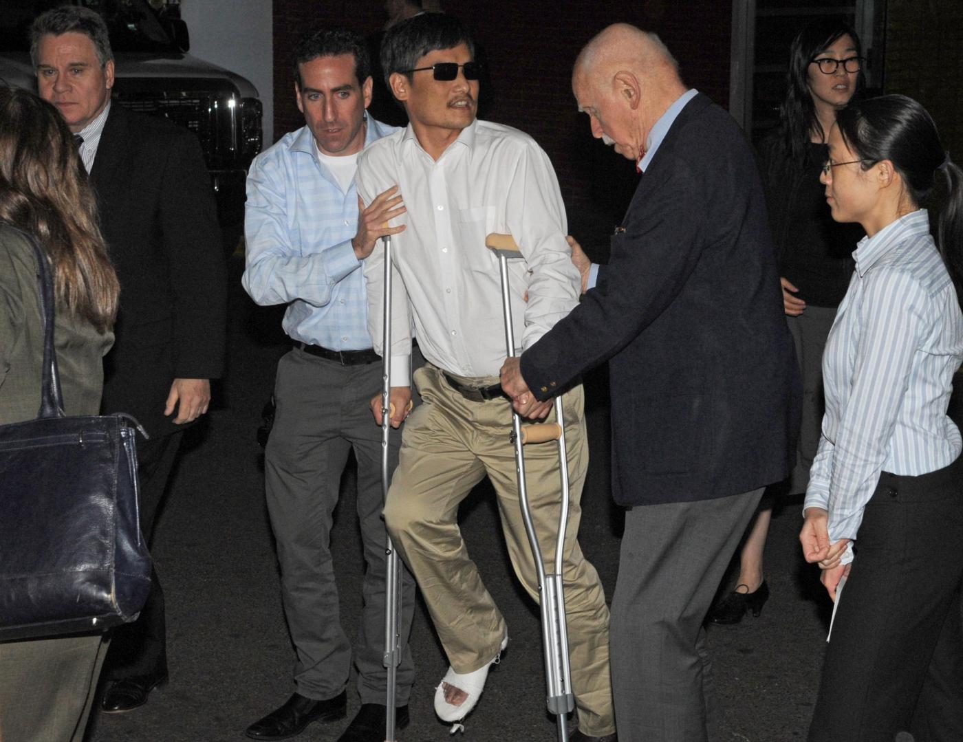 L'attivista cieco Chen Guangcheng arriva a New York012