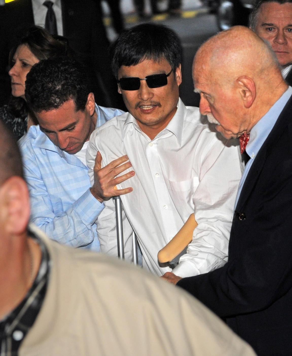 L'attivista cieco Chen Guangcheng arriva a New York09