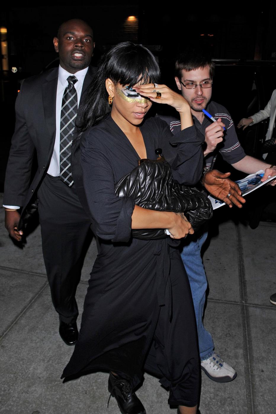 Rihanna a Manhattan con il trucco gold eye 01