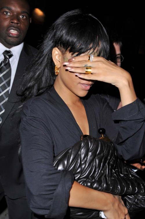 Rihanna a Manhattan con il trucco gold eye02