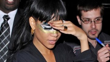 Rihanna a Manhattan con il trucco gold eye04