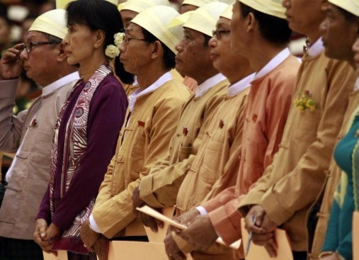 Aung San Suu Kyi in Parlamento per prestare giuramento11