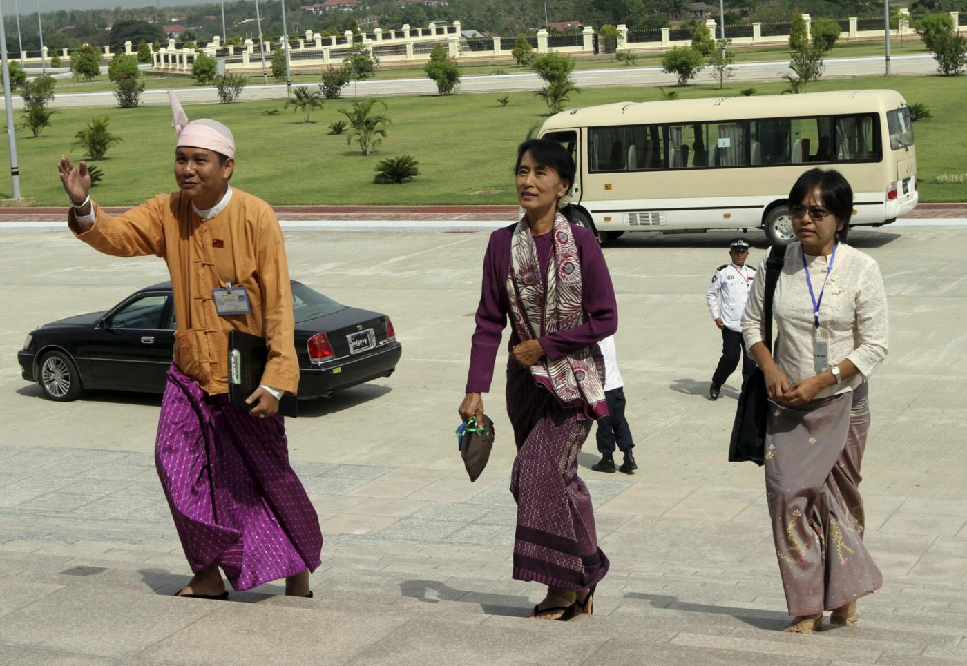 Aung San Suu Kyi in Parlamento per prestare giuramento10