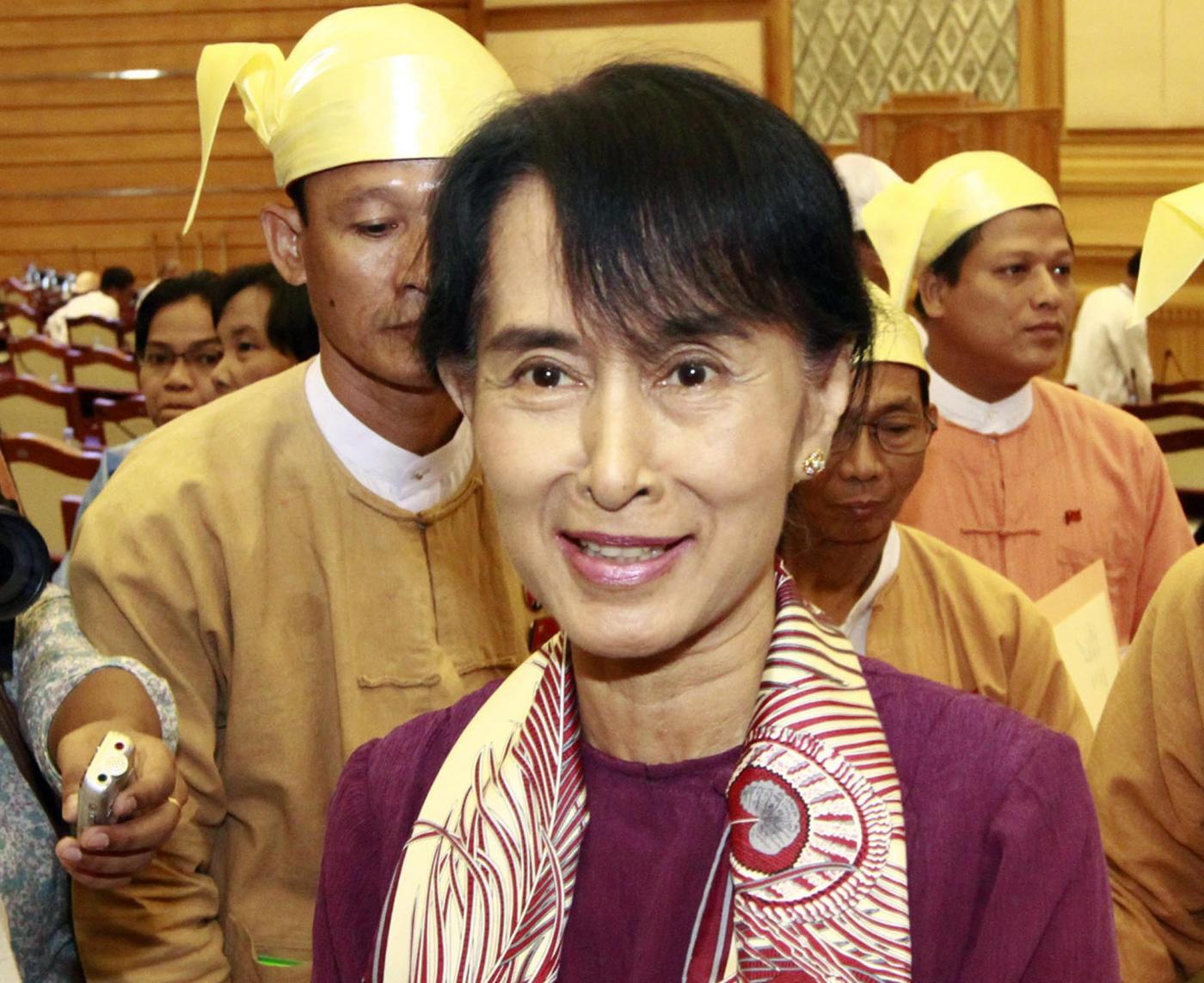 Aung San Suu Kyi in Parlamento per prestare giuramento06
