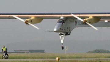 Decolla Solar Impulse, il primo aereo solare al mondo010