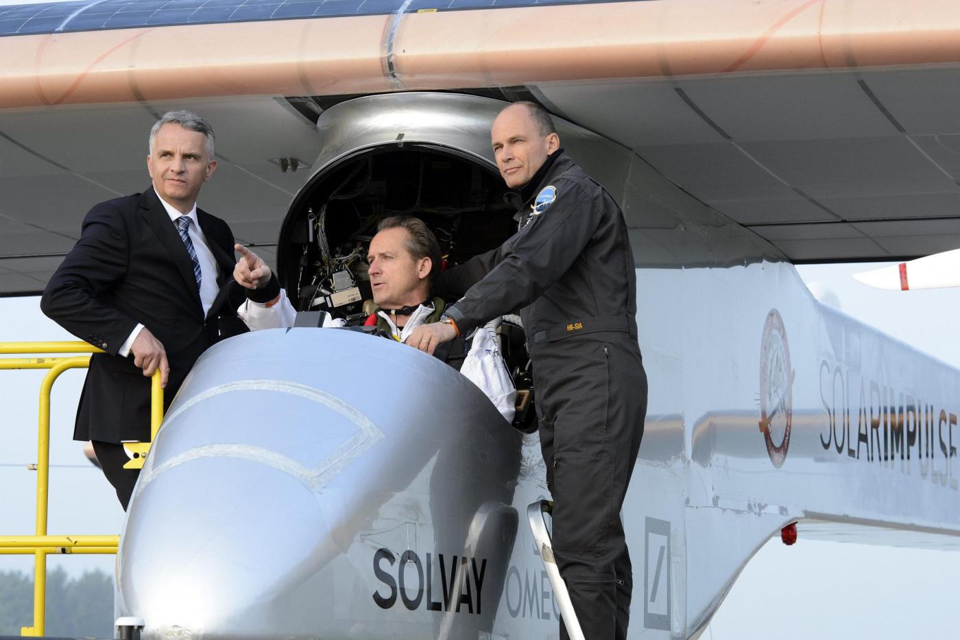 Decolla Solar Impulse, il primo aereo solare al mondo07